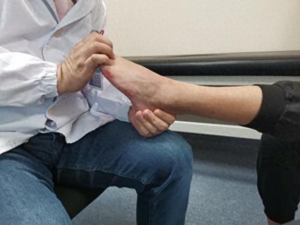 金八号配资 痛风是被低估的“定时炸弹”！与7大疾病相关，死亡风险飙升60%！