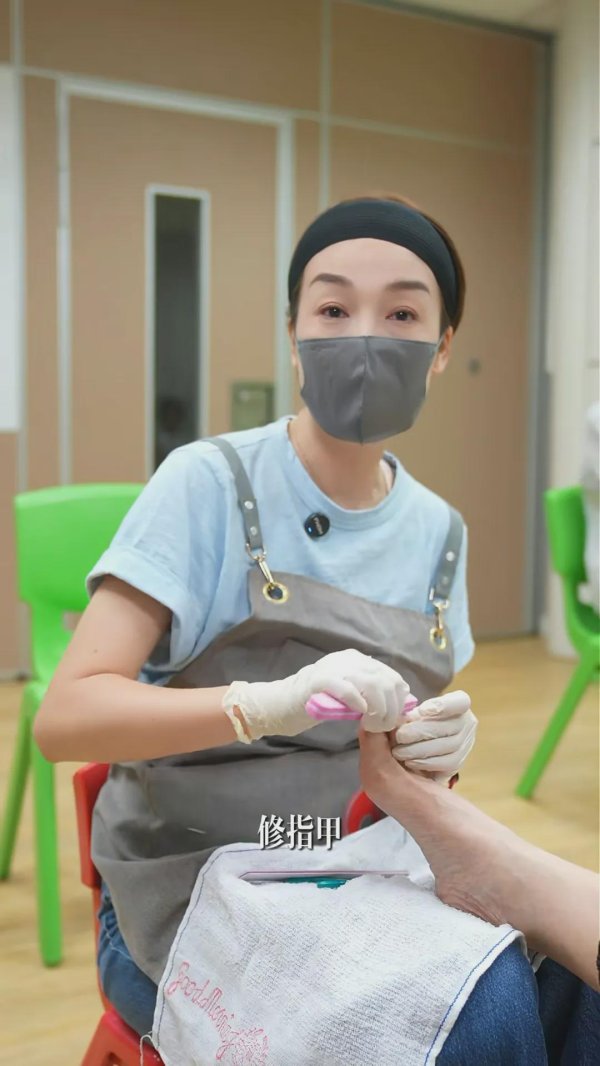 泸深在线 雙料視后落手落腳為老人家修腳，驚見「4年腳甲」：碰一下都痛